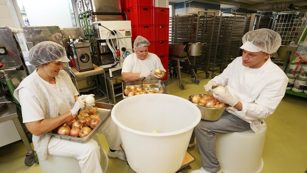 Plenty of space and staff, but even in a canteen kitchen, options are limited. (Bild: Kronenzeitung)