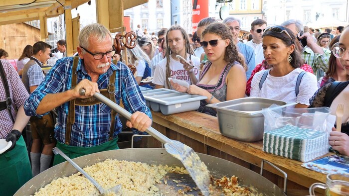 Bei Tausenden Besuchern müssen die Pfannen entsprechend groß sein!
