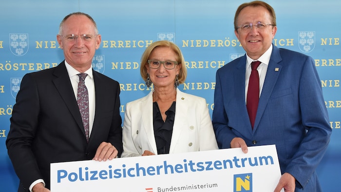 Gerhard Karner, Johanna Mikl-Leitner and Matthias Stadler set the course for the construction of ...