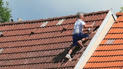 Bei Arbeiten fiel der Mann in die Tiefe. (Symbolbild).