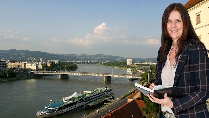 Petra Riffert managt mit ihrem Team die Anlegestellen an der Donau in Oberösterreich. (Bild: Krone KREATIV/WGD Donau Oberösterreich Tourismus GmbH, Harald Dostal)