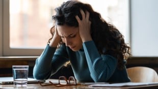 Frauen leiden stärker unter dauerhaften emotionalem Stress. (Bild: stock.adobe.com/DimaBerlin)