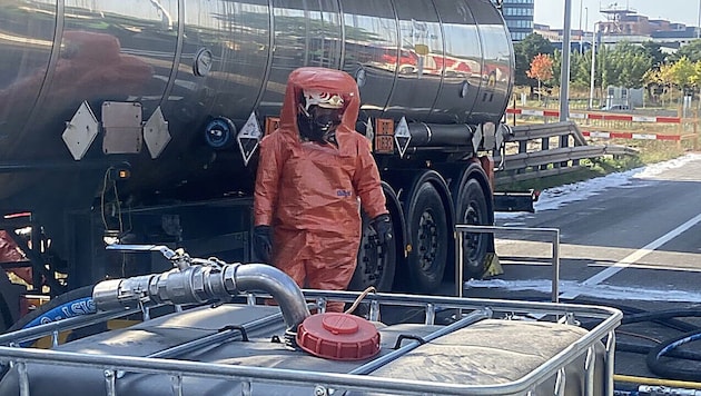 Fire department operation in protective suits for hours (Bild: APA/STADT WIEN)