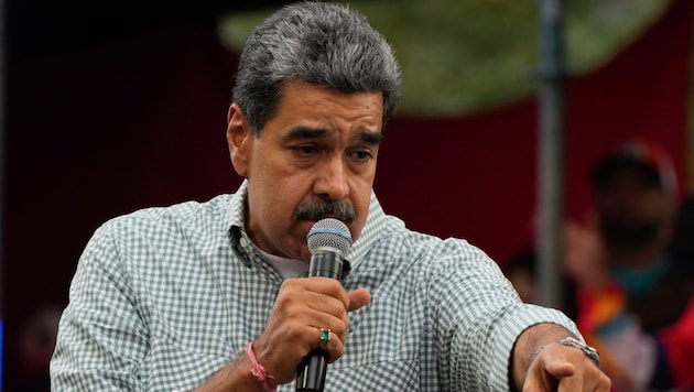 "As a thank you to the fighting people, I will bring Christmas forward to October 1 by decree," said Venezuela's President Maduro. (Bild: AP/The Associated Press)