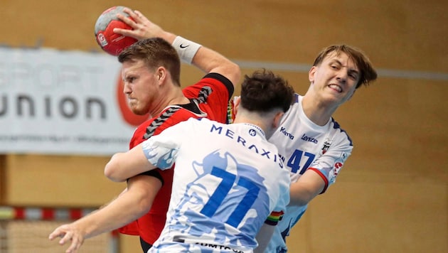 Injured in the first game: UHC player Sebastian Aufhauser (left). (Bild: Tröster Andreas/ANDREAS TROESTER)