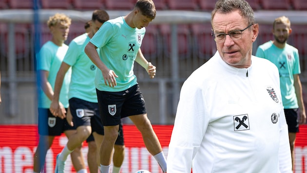 Ralf Rangnick (re.) beobachtet die Entwicklung von Alexander Prass ganz genau. (Bild: GEPA pictures)