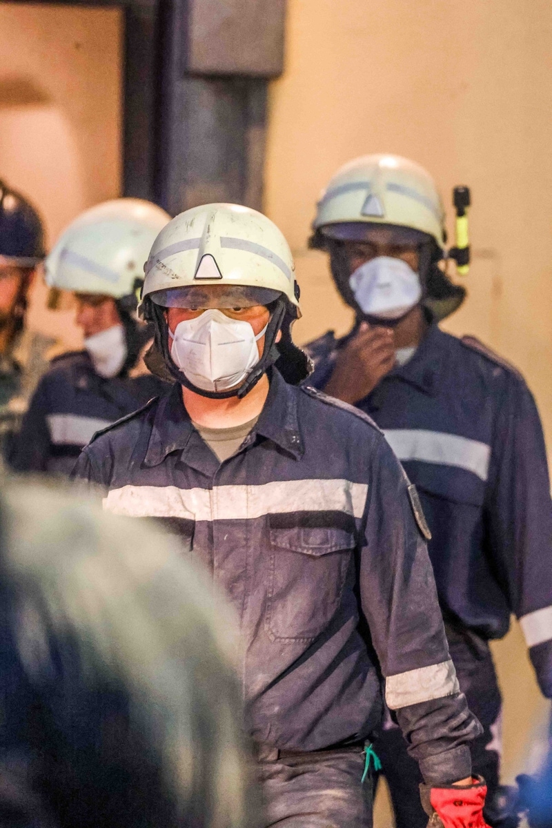 Soldaten des ABC-Abwehrzugs und Feuerwehrleute während des anstrengenden und gefährlichen Einsatzes in Schärding (Bild: Scharinger Daniel/Pressefoto Scharinger)