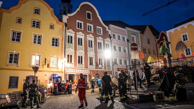 Die ganze Nacht liefen die Bergungsarbeiten in der Schärdinger Silberzeile. (Bild: Scharinger Daniel/Pressefoto Scharinger)