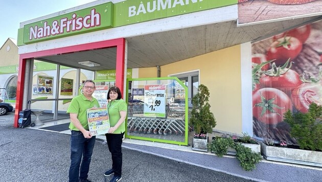 Gebhard Baumann und seine Gattin Gabriele (l.) sind Nahversorger mit Leib und Seele.  (Bild: Schulter Christian)