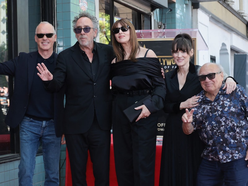 Michael Keaton, Tim Burton, Monica Bellucci, Winona Ryder und Danny DeVito bei der Ehrung von Tim Burton mit einem Stern auf dem Hollywood Walk of Fame (Bild: APA Pool/Getty Images via AFP/GETTY IMAGES/Amy Sussman)