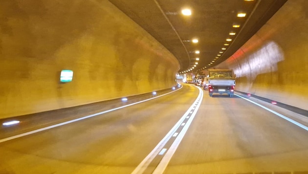 Ein Unfall im Tunnel ist für Beteiligte und auch Einsatzkräfte ein Horrorszenario (Bild: Rauth Hubert/Krone KREATIV)