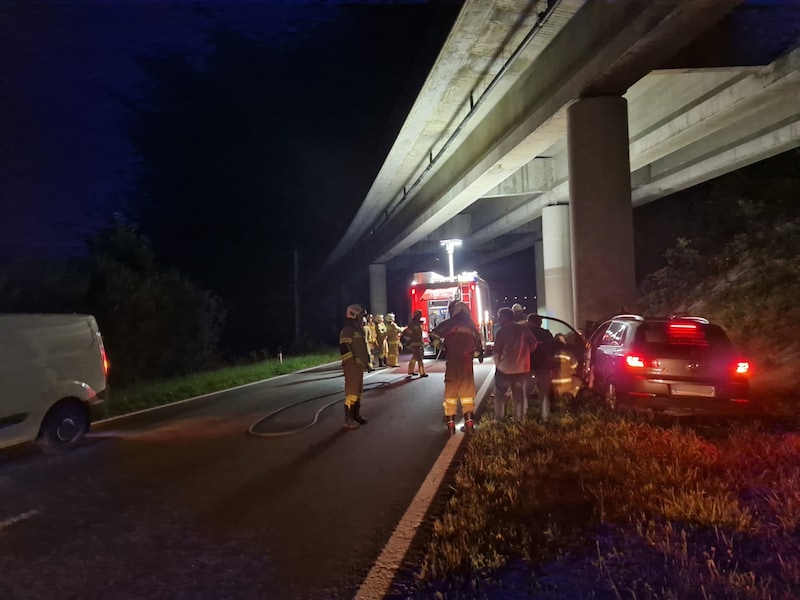 Der Mann krachte mit seinem Fahrzeug in die Säule einer Autobahnbrücke. (Bild: FF Altenmarkt)