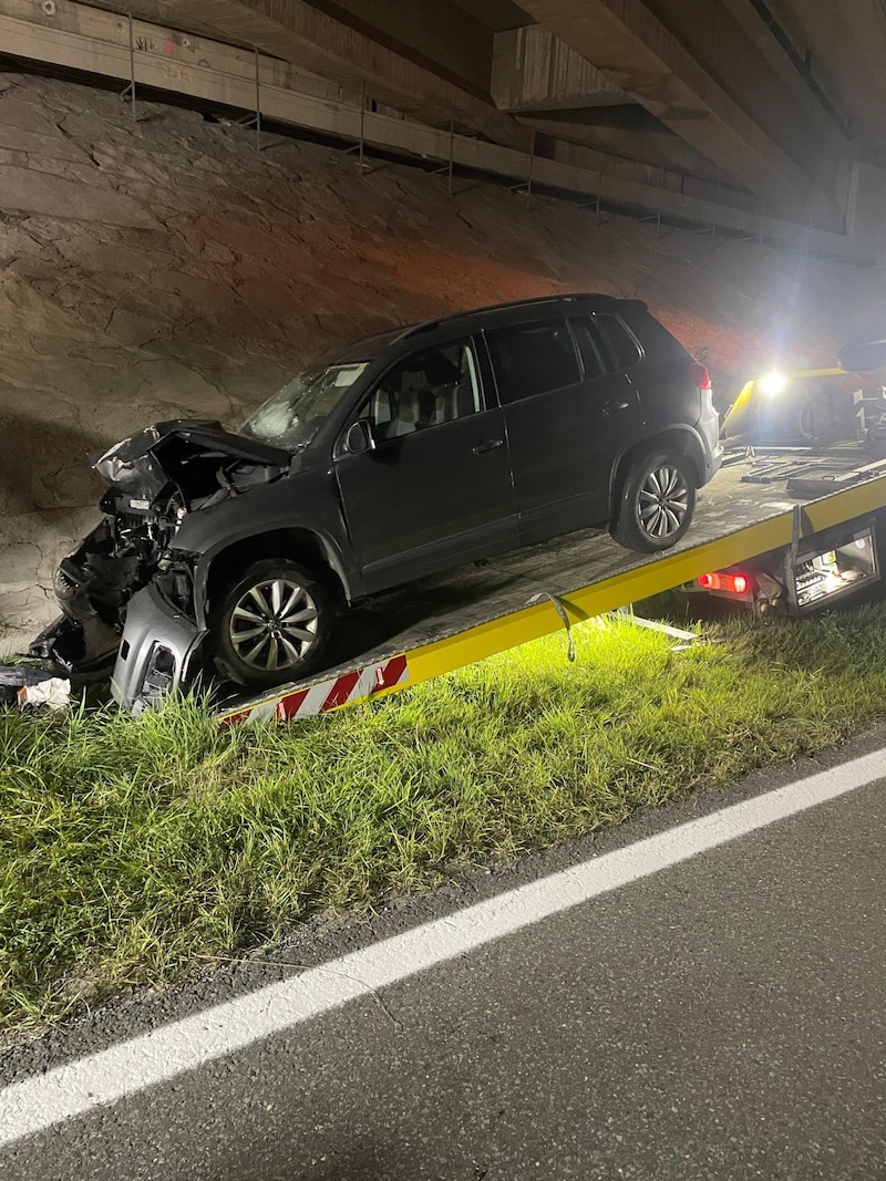 The vehicle itself was badly damaged. The driver was taken to Schwarzach Hospital. (Bild: FF Altenmarkt)