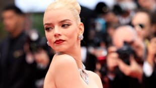 Anya Taylor-Joy träumt davon, die „Eiskönigin“ Elsa in der Disney-Realverfilmung zu spielen. (Bild: APA/AFP/Valery HACHE)