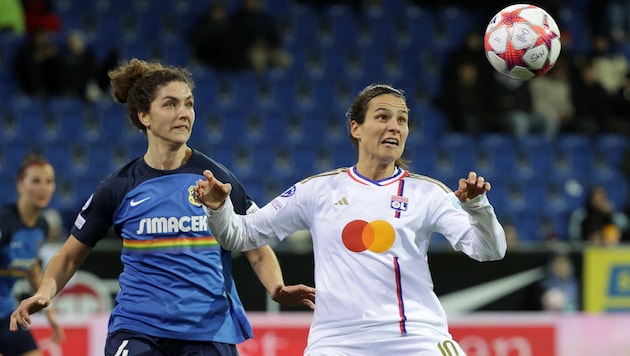 St. Pölten's Leonarda Balog (left) in a duel with Lyon's Dzsenifer Marozsan. (Bild: GEPA pictures)