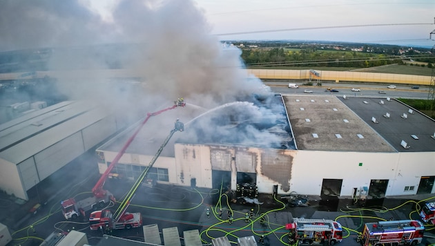 Gleich neben der Autobahn geriet die Lagerhalle mit Dekorationsmaterialien in Biedermannsdorf in Vollbrand.  (Bild: FF Mödling/Manfred Haslinger)