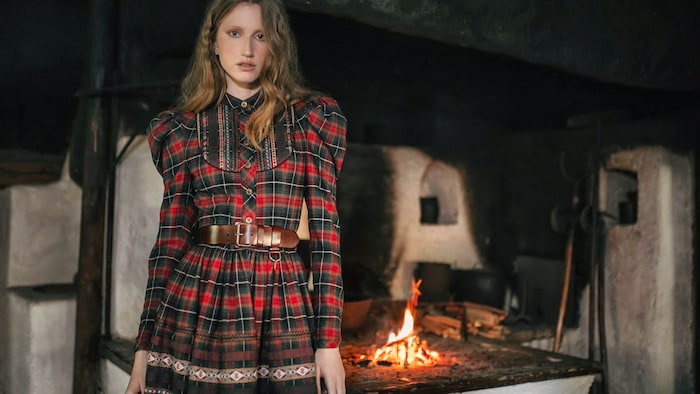 Schottische Karomuster finden sich in der neuen Kollektion von Lena Hoschek auf Kleidern, Dirndl ...