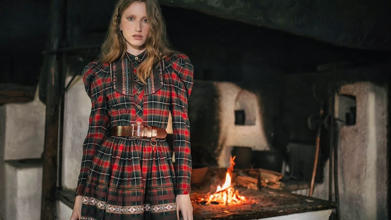 Scottish check patterns can be found on dresses, dirndls and more in Lena Hoschek's new collection. (Bild: Aida Dapo / iddavanmunster)