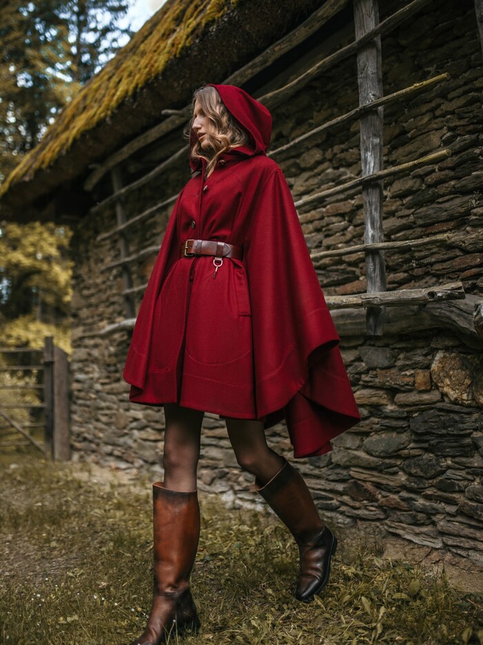 Capes aus robustem Loden sind perfekt für die kühleren Tage.