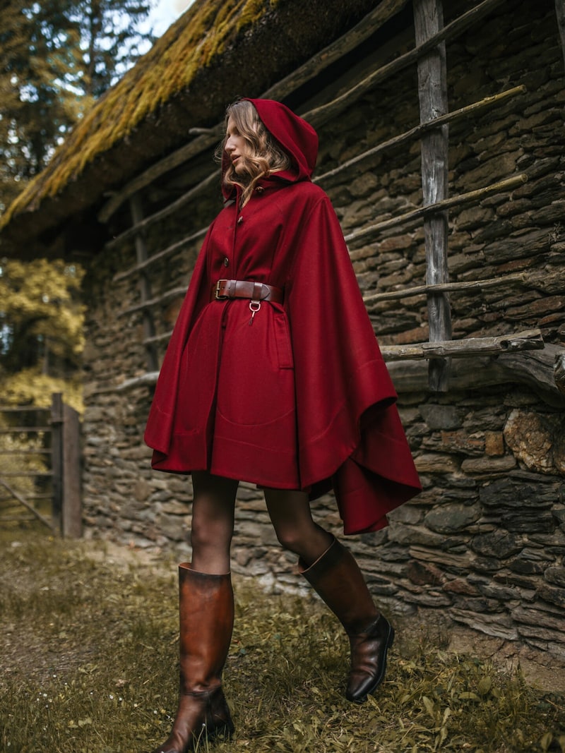 Capes made of robust loden are perfect for cooler days. (Bild: Aida Dapo / iddavanmunster)