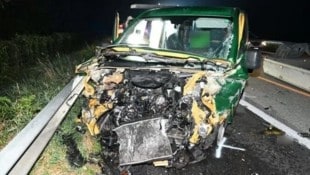 Einst ein Lieferwagen, nun ein einziger Schrotthaufen. 