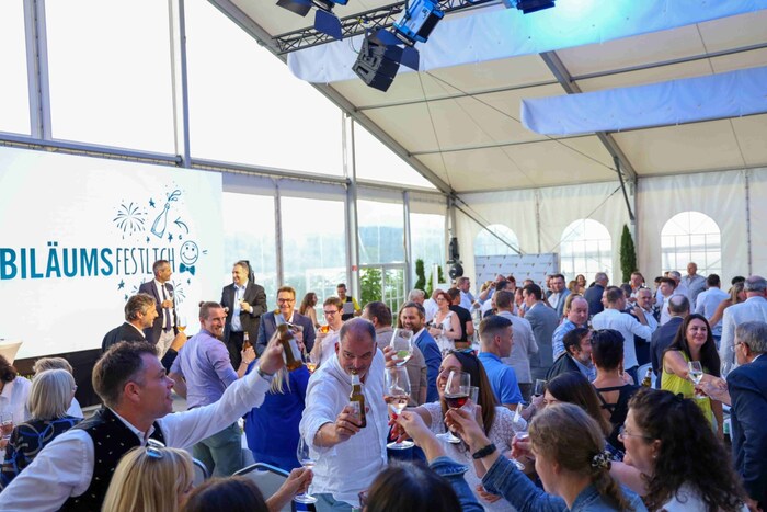 Bei der Jubiläumsfeier im Juli feierten die Mitarbeiter der Kärntner Landesversicherung das ...