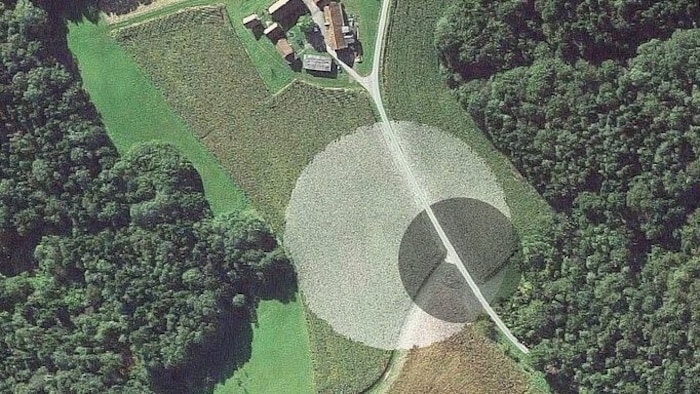 Circles of earth, lime and iron oxide adorn the "Hirzhof".