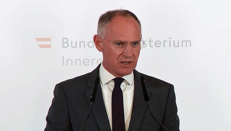 Innenminister Gerhard Karner (ÖVP) sieht Erfolge im Kampf gegen die illegale Migration. (Bild: Screenshot APA-Livestream)