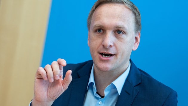 Chief Technology Officer Jürger Müller entschuldigte sich aufrichtig bei allen involvierten Personen. (Bild: APA/AFP/POOL/Bernd von Jutrczenka)