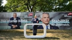 Die ÖVP plakatiert ihren Parteichef Karl Nehammer im Nationalratswahlkampf als „Die starke Mitte“ und verspricht mit ihm „Stabilität für Österreich“. (Bild: APA/HELMUT FOHRINGER)