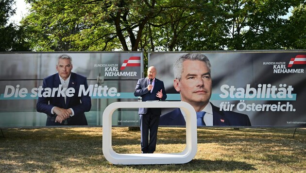 The ÖVP is promoting its party leader Karl Nehammer in the National Council election campaign as "The strong center" and is promising "Stability for Austria". (Bild: APA/HELMUT FOHRINGER)