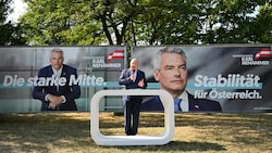 Die ÖVP plakatiert ihren Parteichef Karl Nehammer im Nationalratswahlkampf als „Die starke Mitte“ und verspricht mit ihm „Stabilität für Österreich“. (Bild: APA/HELMUT FOHRINGER)