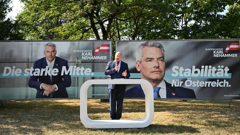 Die ÖVP plakatiert ihren Parteichef Karl Nehammer im Nationalratswahlkampf als „Die starke Mitte“ und verspricht mit ihm „Stabilität für Österreich“. (Bild: APA/HELMUT FOHRINGER)