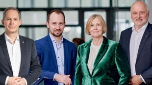 Markus Forsthuber (l.) zieht ab Dezember 2024 in den VKB-Vorstand um Generaldirektor Markus Auer (2. v. l.), Maria Steiner und Alexander Seiler ein. (Bild: Krone KREATIV/VKB/Lauringer, VKB/Witzany)