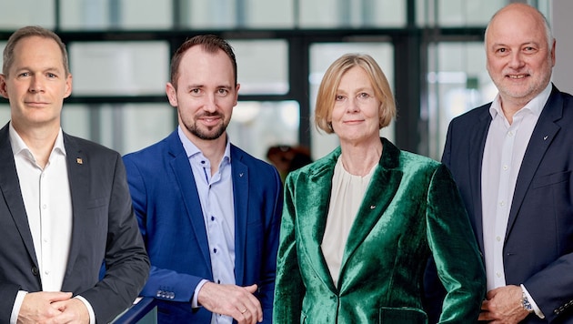 Markus Forsthuber (l.) zieht ab Dezember 2024 in den VKB-Vorstand um Generaldirektor Markus Auer (2. v. l.), Maria Steiner und Alexander Seiler ein. (Bild: Krone KREATIV/VKB/Lauringer, VKB/Witzany)