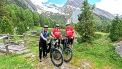 Peter Habeler mit den zwei Stromradlern Franz Posch und Toni Silberberger. (Bild: Bernhard Silberberger)