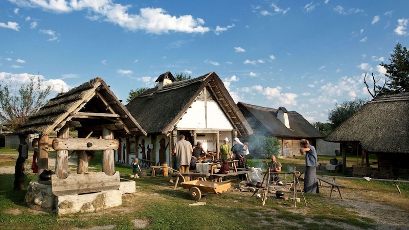 The Celtic village of Mitterkirchen brings the vacations in Upper Austria to a close with a big family day. Games from the Iron Age to the 21st century invite you to escape from everyday life and gather strength for the hectic times ahead.Date: Sunday, September 8, 10 am to 4 pm Infolink: keltendorf-mitterkirchen.at (Bild: OÖ Landesmuseum)