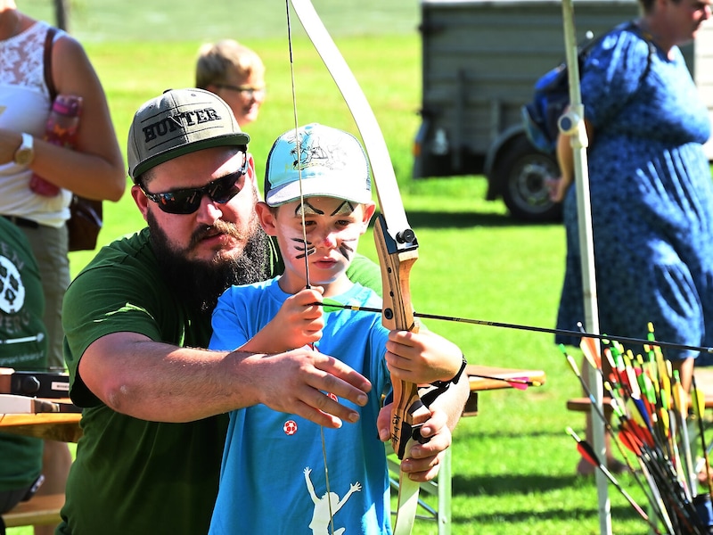 Das Familiennetzwerk Mühltal lädt zum großen Familienfest auf der Donauwies´n im Wikingerdorf Exlau in Kirchberg ob der Donau. Am Programm: Spiele, Basteln, Bogenschießen, Kinderschminken, Feuerwehr-Bootsfahrten und vieles mehr. Datum: Sonntag, 8. 9., 13 bis 18 Uhr Infolink: www.familiennetzwerk.org (Bild: eventfoto.at)