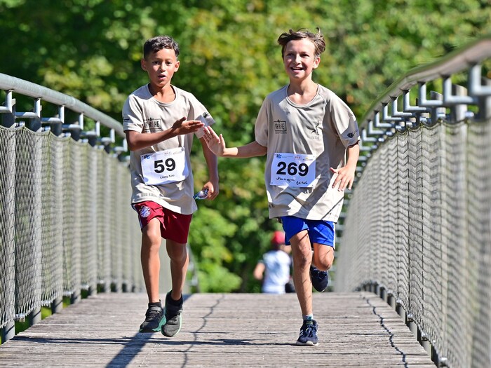 Bei der Finanzierung von Trinkwasserbrunnen und Schulprojekten in Kambodscha können Teilnehmer ...