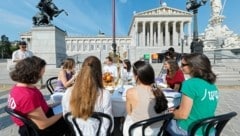 Vor dem Parlament frühstückten die Jugendlichen – und übergaben Parlamentariern aller Parteien ihr „Parteiprogramm“. (Bild: Holl Reinhard)