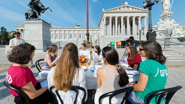 The young people had breakfast in front of parliament - and presented their "party program" to members of parliament from all parties. (Bild: Holl Reinhard)