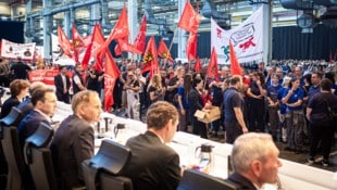 Die VW-Chefetage wurde beim Betreten der Halle gnadenlos ausgepfiffen. (Bild: APA Pool/Moritz Frankenberg)