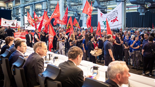 The VW management was booed mercilessly as they entered the hall. (Bild: APA Pool/Moritz Frankenberg)