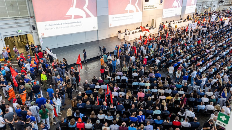 Knapp 10.000 VW-Mitarbeiter hörten den Ausführungen der Chefetage zu. (Bild: APA Pool/Moritz Frankenberg)