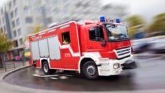 Der Wohnungsbrand führte zu einem Großeinsatz der Feuerwehren Hall, Absam und Heiligenkreuz.  (Bild: stock.adobe.com/JAN BECKE, stock.adobe.com)