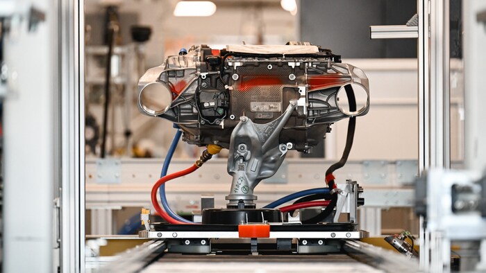 25 E-Antriebe werden vorerst in Steyr pro Woche produziert – diese stehen derzeit auch nur ...