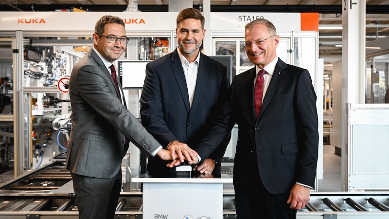 Plant Manager Klaus von Moltke (center) with Mayor Markus Vogl and Governor Thomas Stelzer pressing the buzzer on Wednesday morning. (Bild: Wenzel Markus)