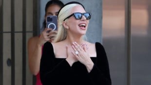 Lady Gaga präsentierte in Venedig ihren XXL-Verlobungsring. (Bild: picturedesk.com/Louisa Gouliamaki / REUTERS )