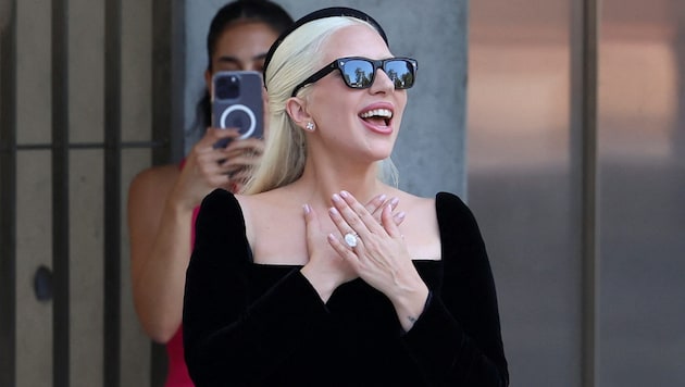 Lady Gaga presented her XXL engagement ring in Venice. (Bild: picturedesk.com/Louisa Gouliamaki / REUTERS )