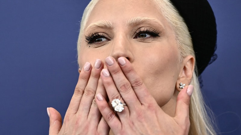 Lady Gaga zeigte in Venedig stolz ihren XXL-Verlobungsring. (Bild: APA/AFP/Marco BERTORELLO)